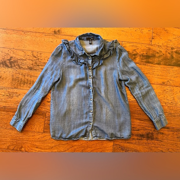 Fun top with great detail on front, back and collar. Form fitted - Picture 1 of 5